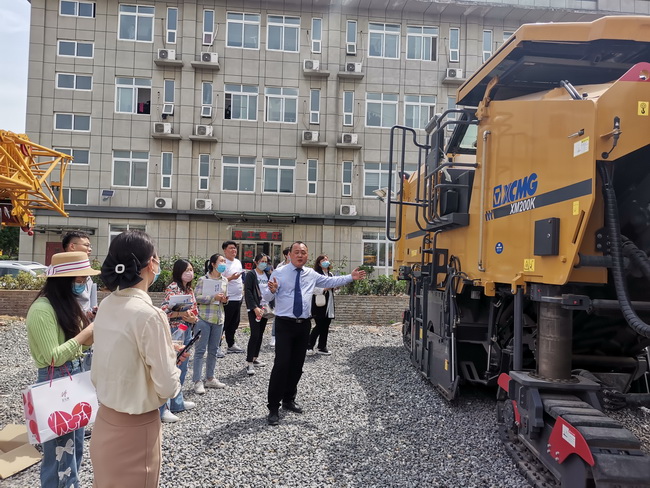 工作人员为客户介绍天博官方(中国)总部道路机械