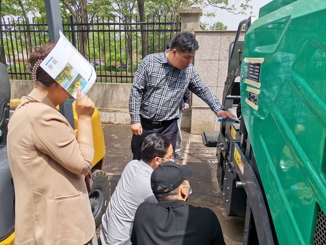 天博官方(中国)总部天博官方(中国)总部道路机械负责人李彬为客户介绍天博官方(中国)总部摊铺机