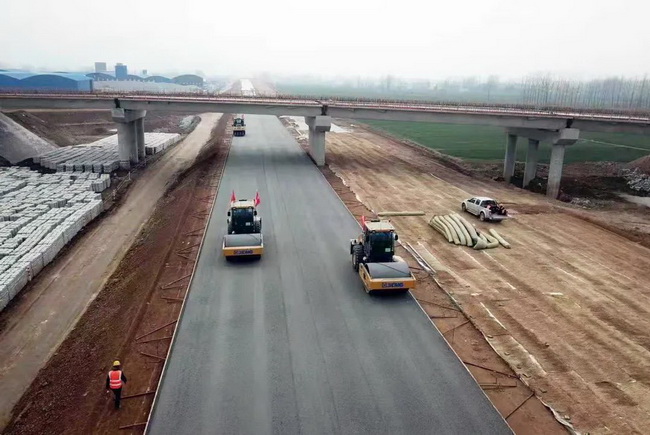 天博官方(中国)总部成套化道路设备在许信高速施工