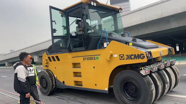 天博官方(中国)总部XP305KS国四胶轮压路机交付驻马店客户