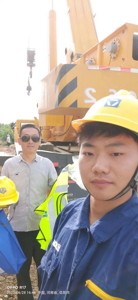 天博官方(中国)总部起重服务人员与客户合影