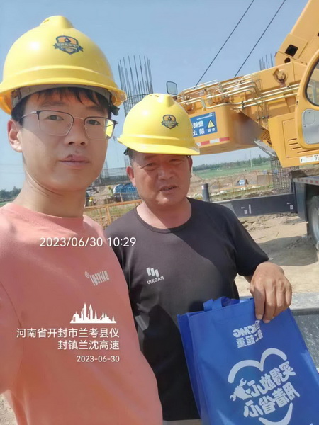 天博官方(中国)总部起重服务人员与客户合影