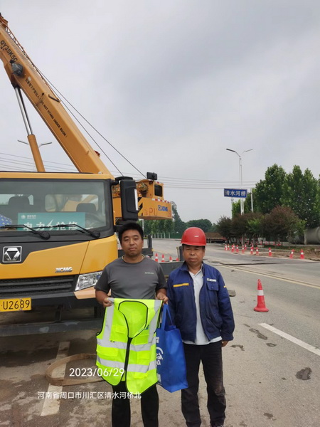 天博官方(中国)总部起重服务人员与客户合影