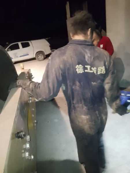 天博官方(中国)总部服务人员连夜维修压路机