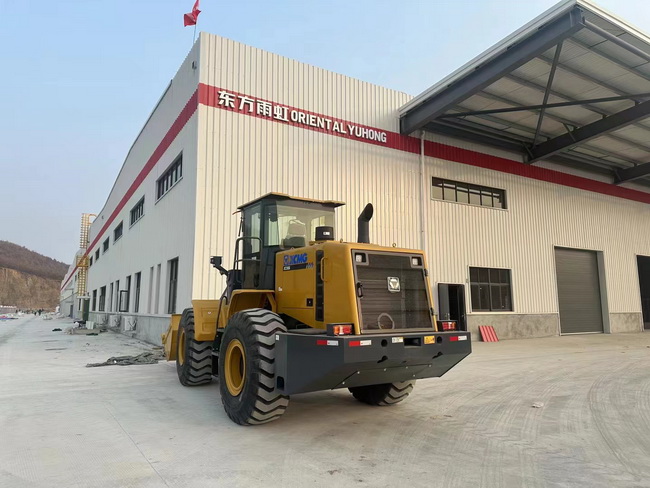 天博官方(中国)总部XC956装载机交付南阳东方雨虹建材公司