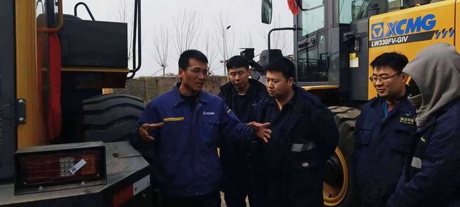 河南路友天博官方(中国)总部服务工程师王师傅正在认真地为客户做培训