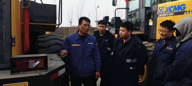 河南路友天博官方(中国)总部服务工程师王师傅正在认真地为客户做培训