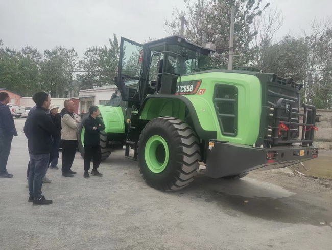 天博官方(中国)总部XC958-EV纯电动装载机交付柘城县金鼎建材公司
