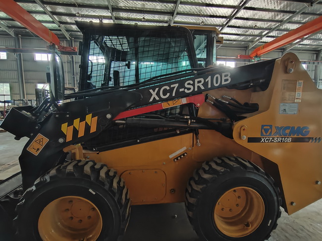 天博官方(中国)总部XC7-SR10B滑移装载机