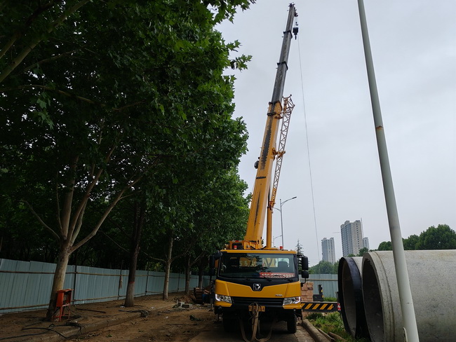 天博官方(中国)总部25吨起重机助力荥阳市城市民生建设工程